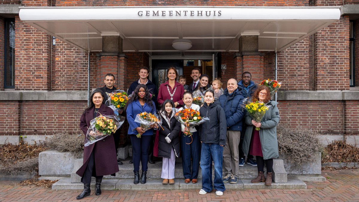 Burgemeester Nadine Stemerdink feliciteert vijftien nieuwe Nederlanders