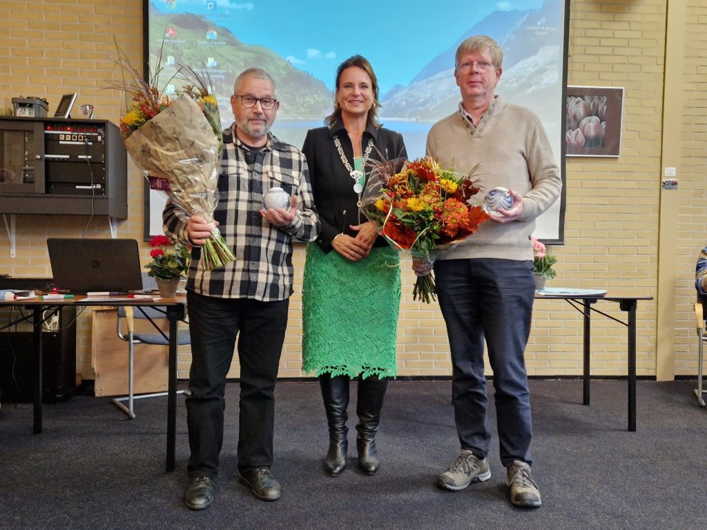 De burgemeester en de vrijwilligers met de Parel