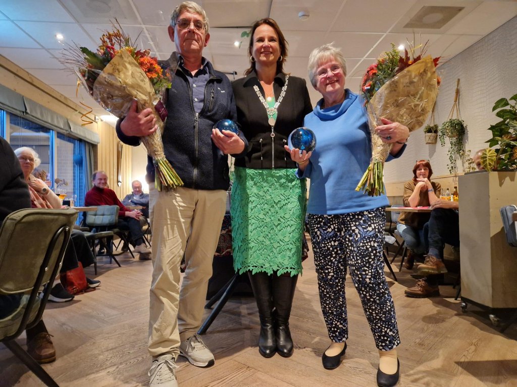 De burgemeester en de vrijwilligers met de Parel