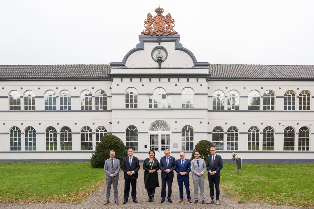 Groepsfoto bezoek commissaris van de Koning, Jaap Smit, bij Zilverfabriek