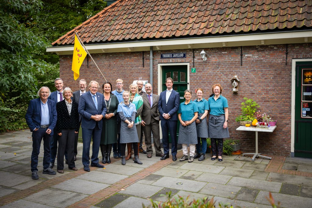 Groepsfoto bezoek commissaris van de Koning, Jaap Smit, bij Theehuis Jansland