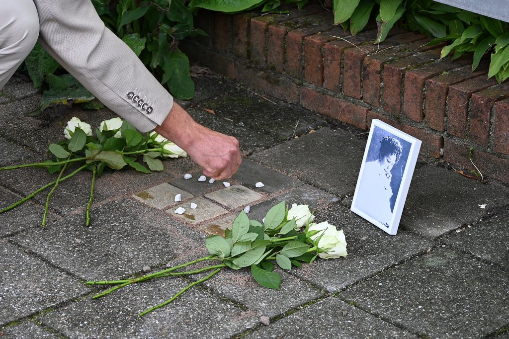 Stolpersteine en witte steentjes