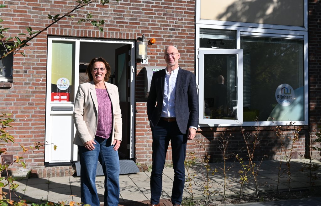 Rachèl van Hellmondt en Jeroen Heester bij het wijkkantoor in Vlietwijk