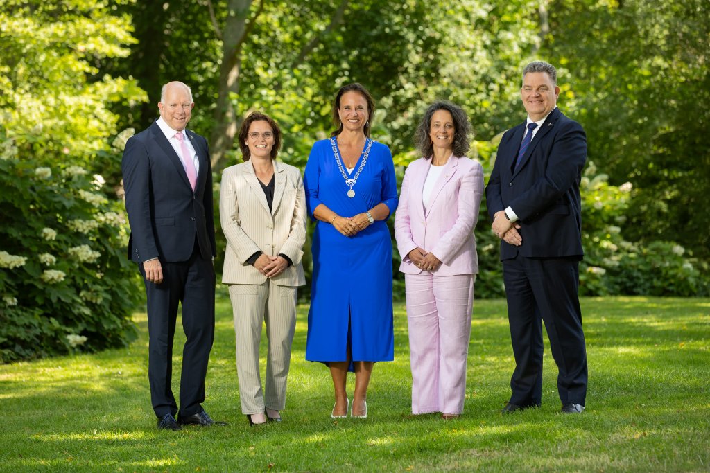 Foto van het college van burgemeester en wethouders van Voorschoten in het park