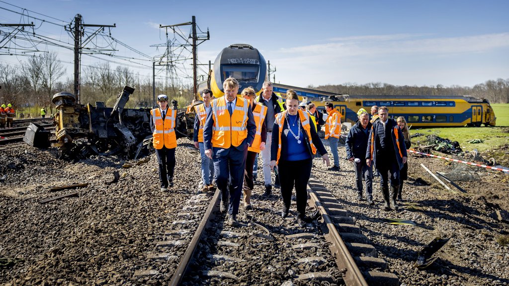 De koning en de burgemeester bekijken het spoor