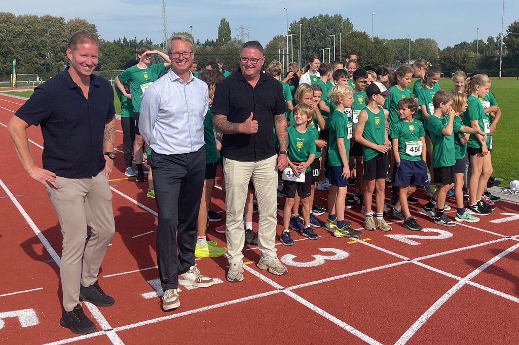 De wethouder en jonge lopers aan de start