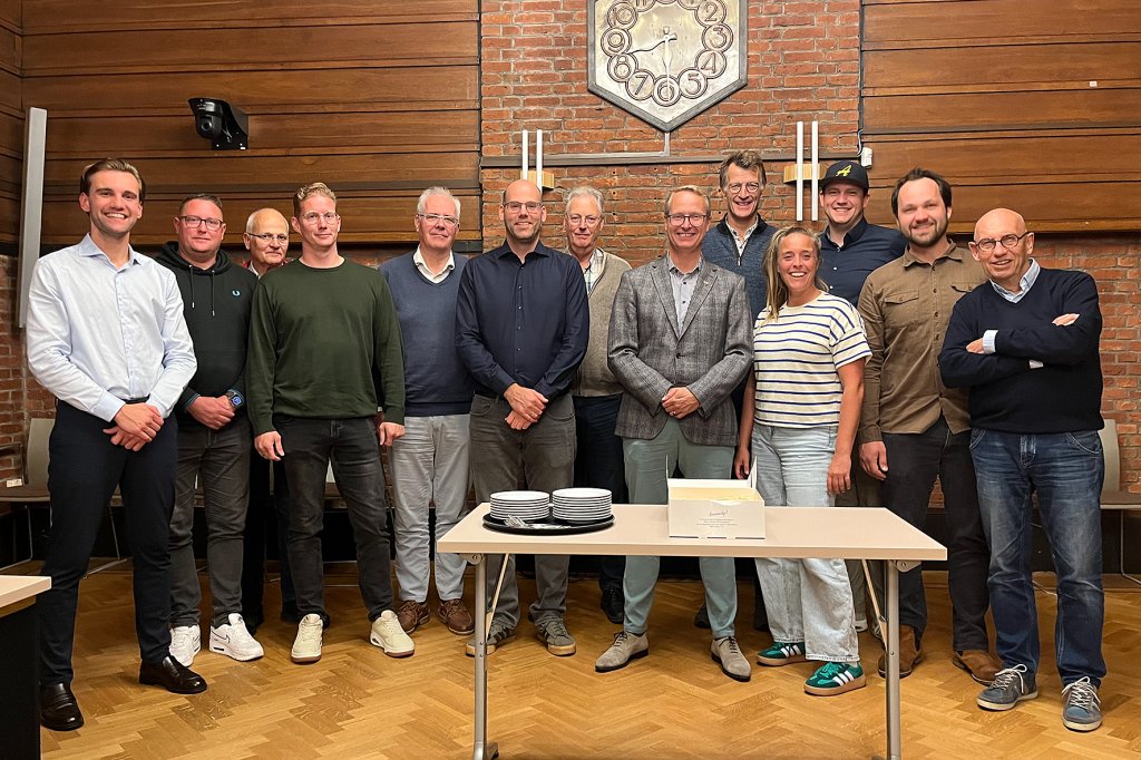 De deelnemers aan het tekenmoment poseren in de raadzaal