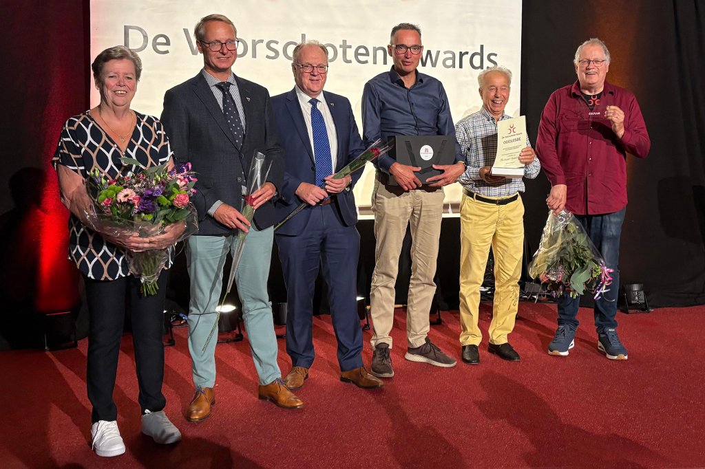 De winnaars en de wethouders op het podium
