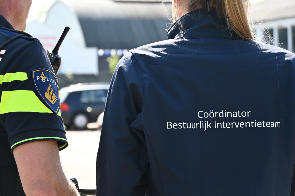Twee deelnemers aan de controle op de rug gezien