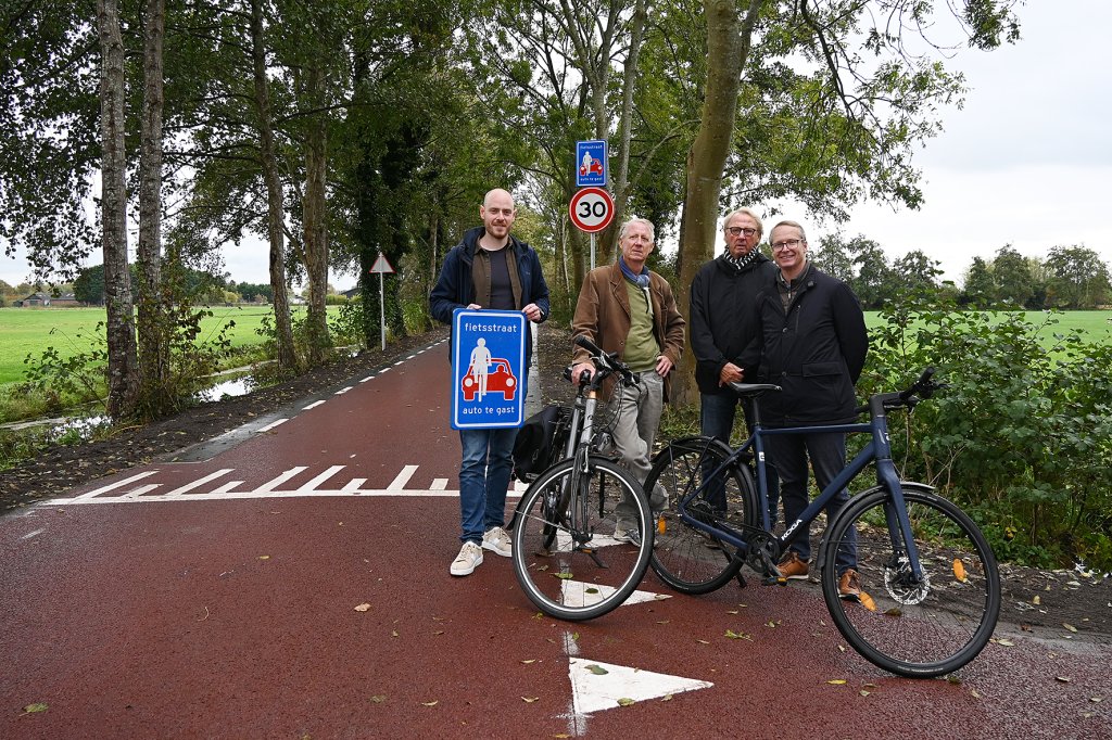 De aanwezigen poseren voor de fietsstraat