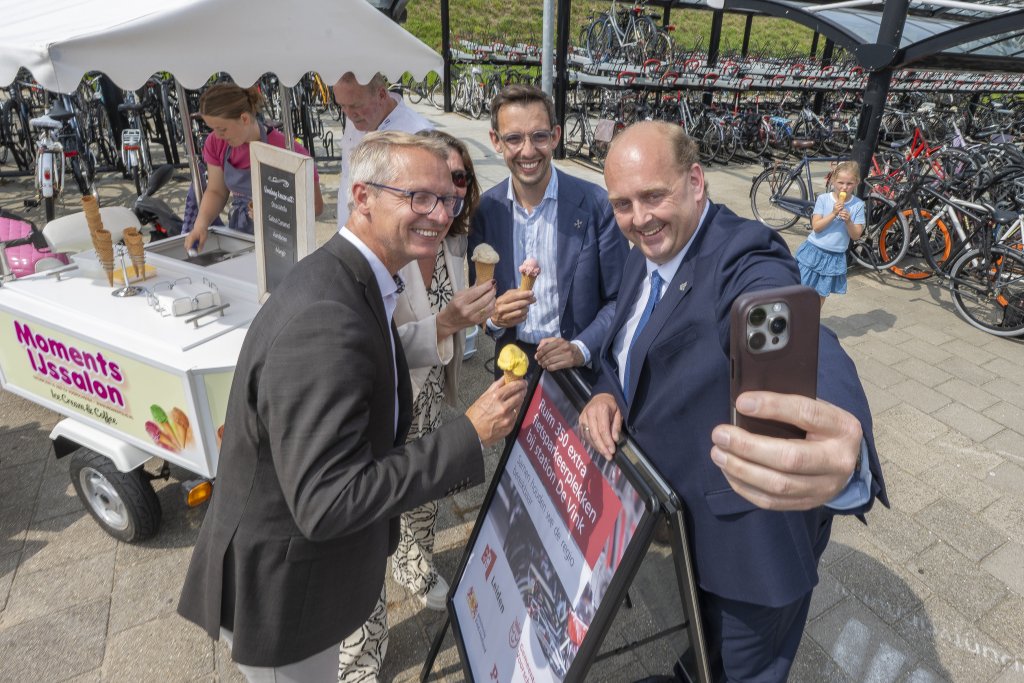De aanwezigen maken een selfie met een ijsje