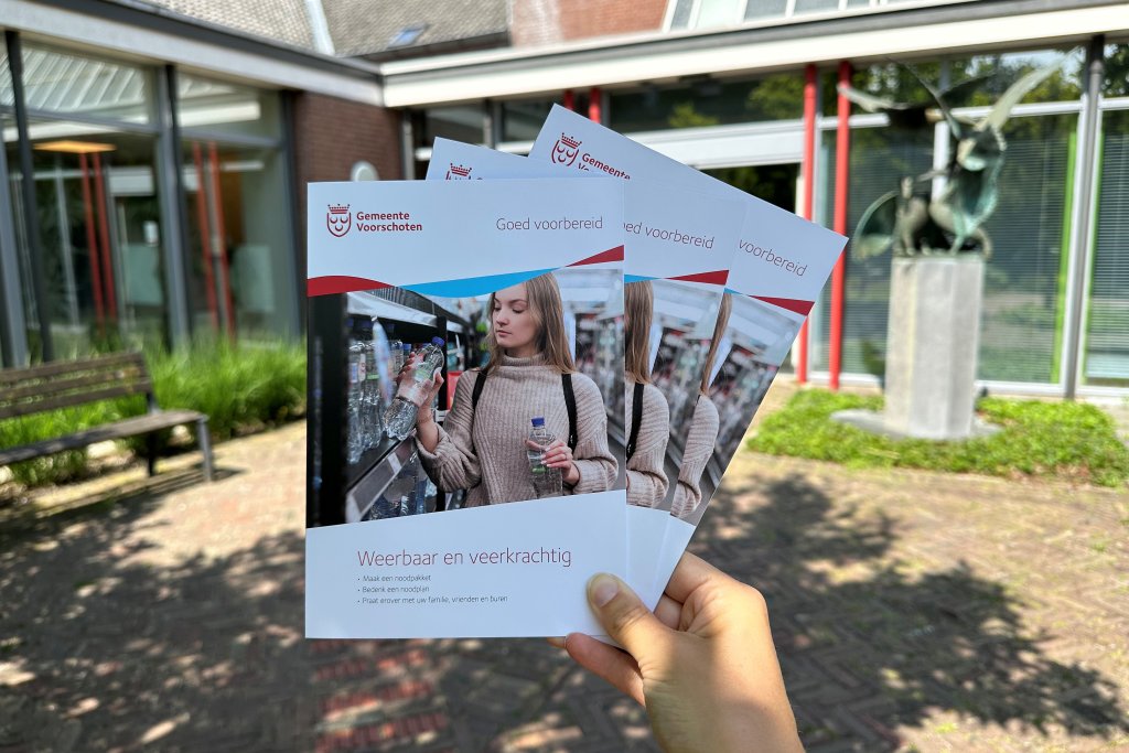 Een hand met drie folders