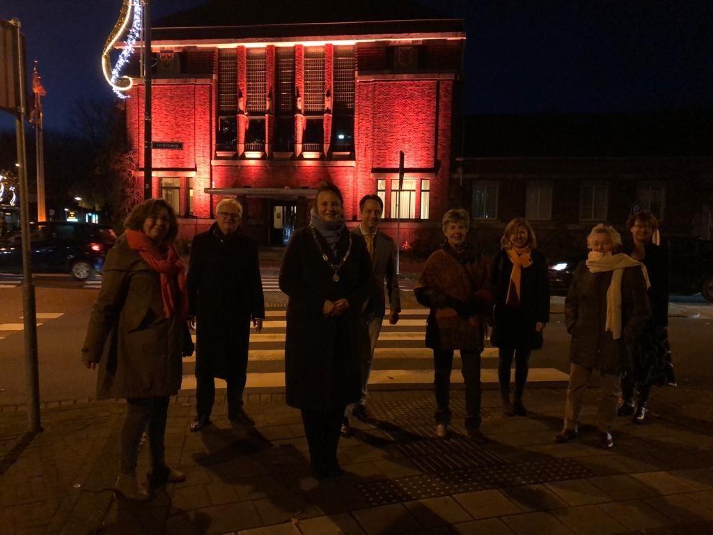 Gemeentehuis Voorschoten kleurt oranje