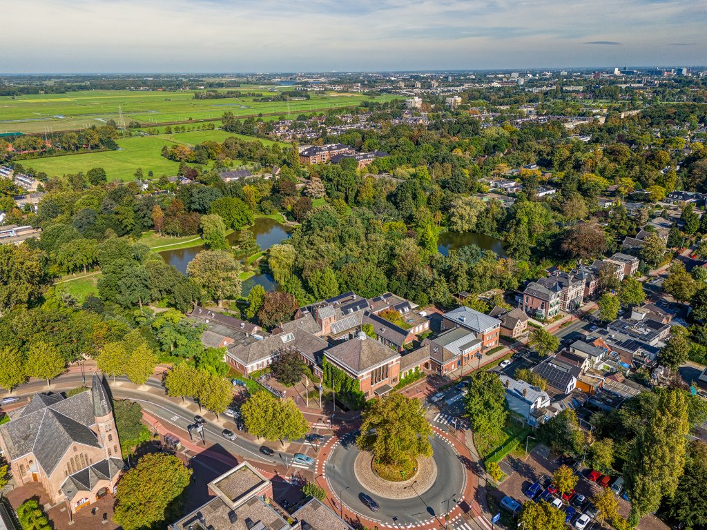 Decoratieve dronefoto van het gemeentehuis en omgeving.