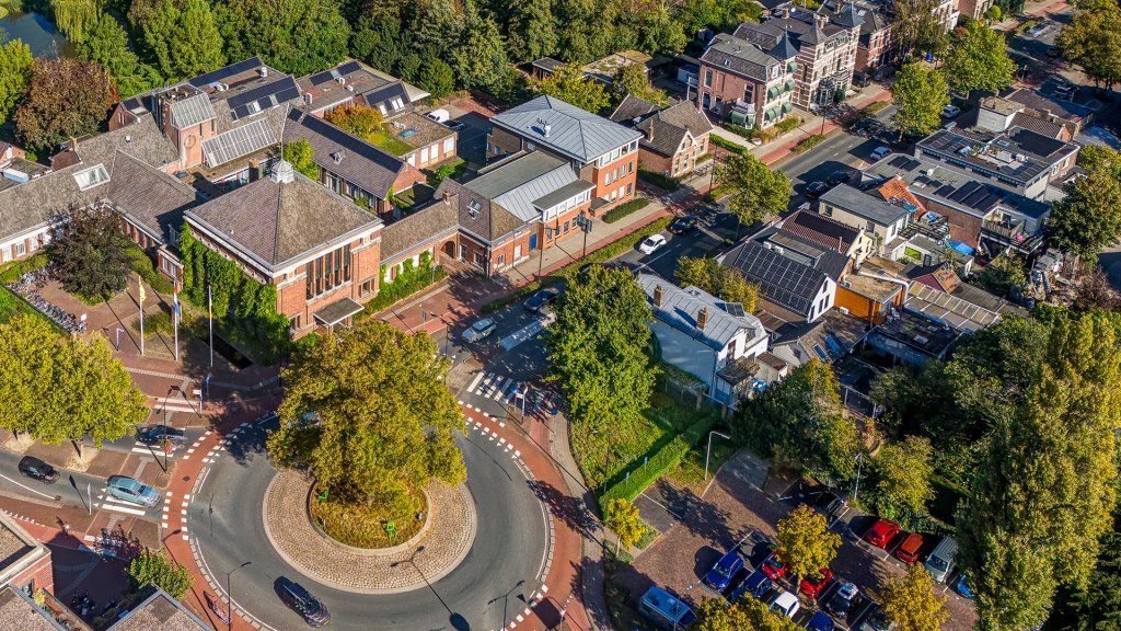 Gemeentehuis vanuit de lucht