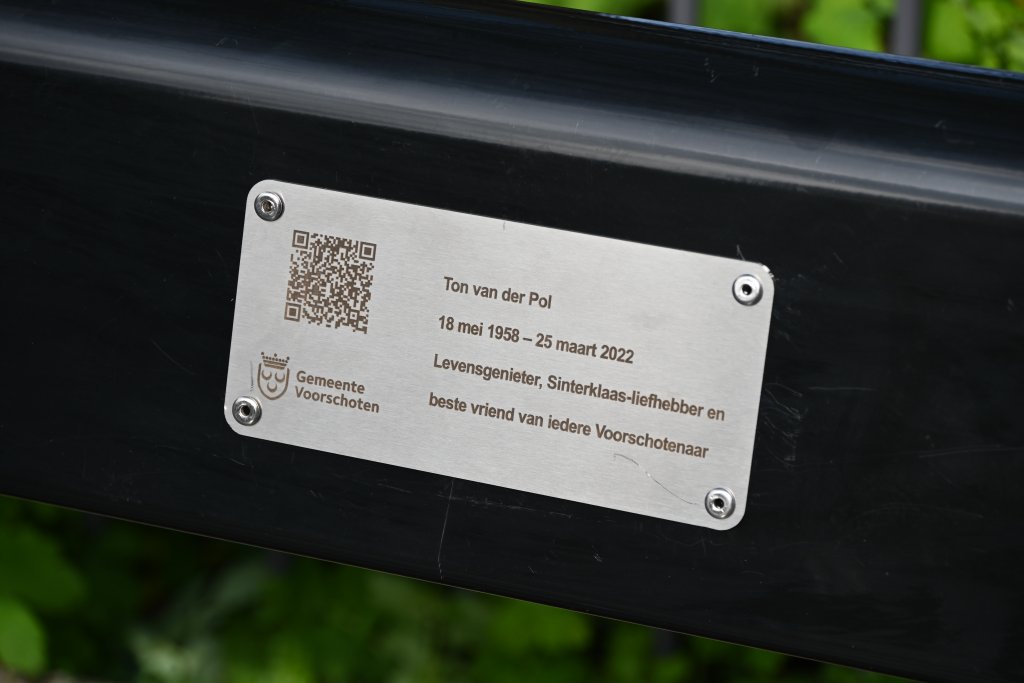 Plaquette herinnerbankje Ton van der Pol in centrum Voorschoten