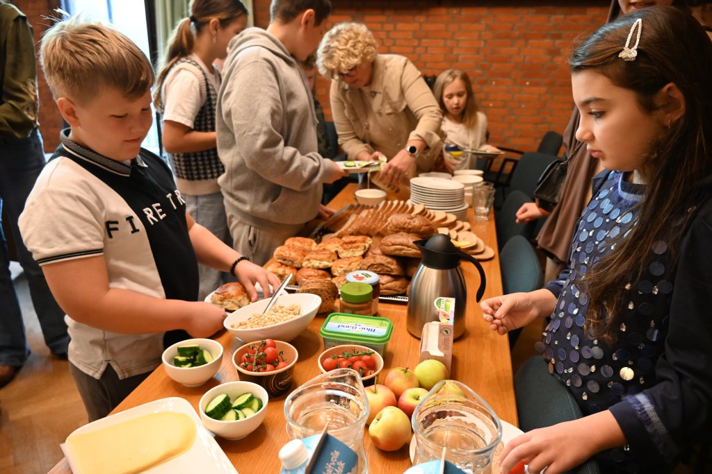 Foto taalklas Oekraïense kinderen tijdens het burgemeestersontbijt