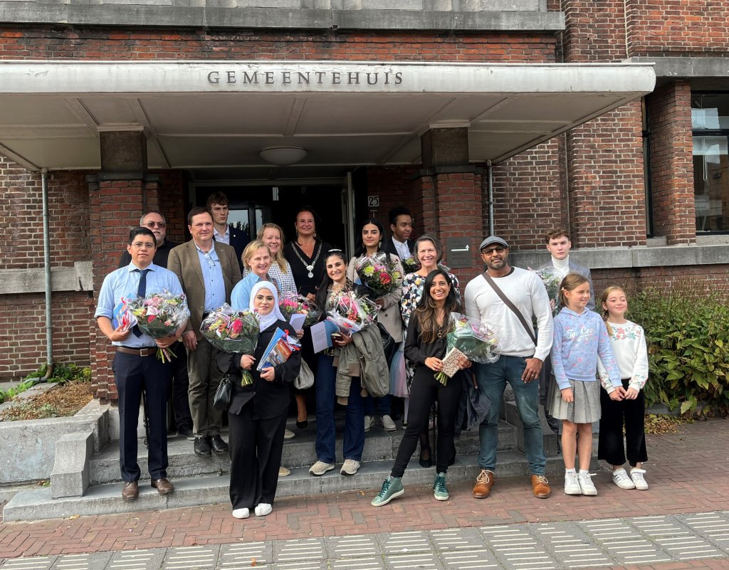 Naturalisatieceremonie 20 september 2023. 19 inwoners van Voorschoten mogen zich vanaf vandaag officieel Nederlander noemen. De naturalisatieceremonie met burgemeester Nadine Stemerdink vond plaats in het bijzijn van familie en kennissen.