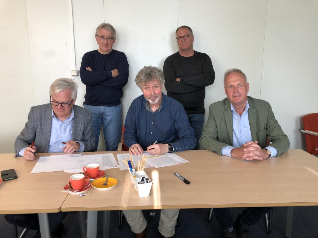 v.l.n.r. voorste rij: Marcel Cramwinckel (wethouder gemeente Voorschoten), Pieter de Groot (bestuurslid), Bruno van Dunné (bestuursvoorzitter), achterste rij Frits Kaijen (gemeente Voorschoten, accounthouder Sportfondsen) en Gerard van Hal (directeur Sportfondsen Voorschoten).