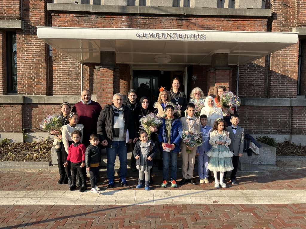 18 inwoners op de foto met burgemeester Nadine Stemerdink na de naturalisatieceremonie