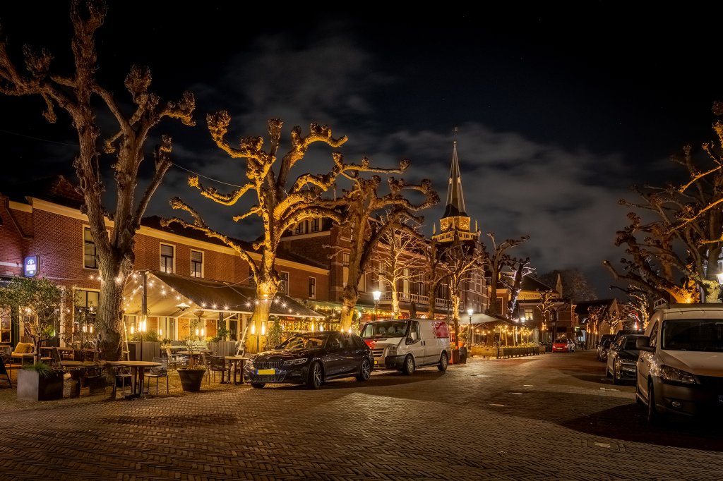 De Voorstraat 's avonds