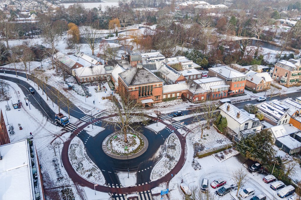 Het gemeentehuis in de sneeuw, vanuit de lucht gefotografeerd