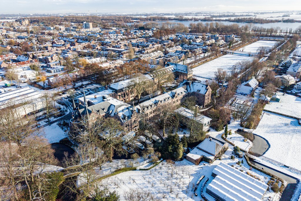 Voorschoten in de sneeuw, gefotografeerd vanuit de lucht