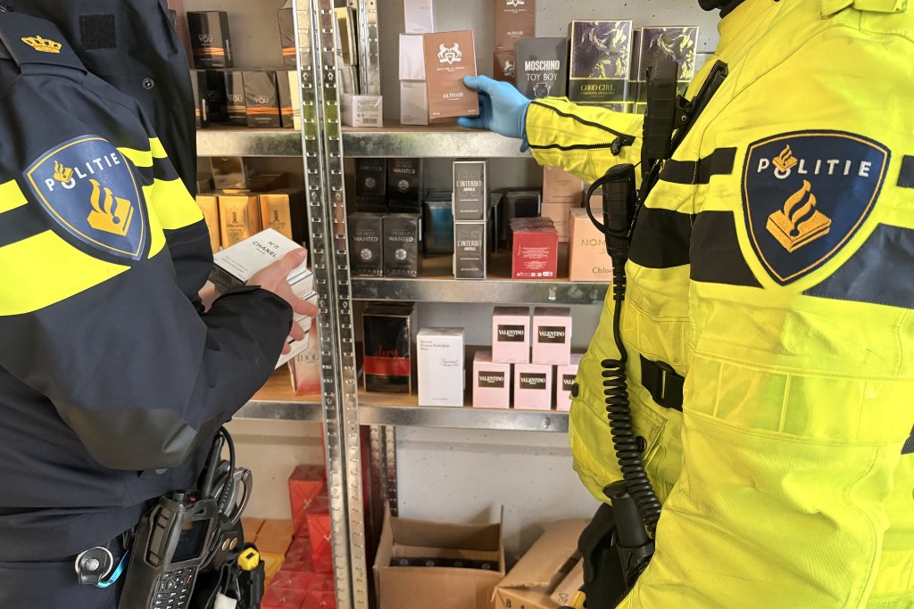 Namaakparfum in een garagebox