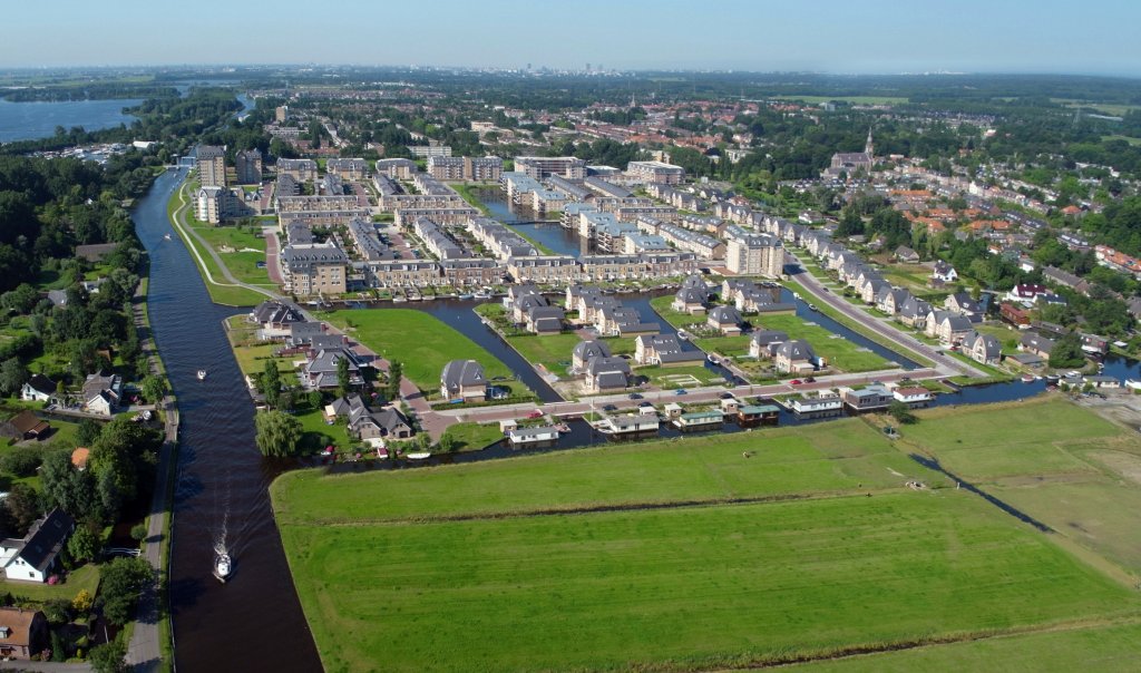 Luchtfoto van een wijk in Voorschoten
