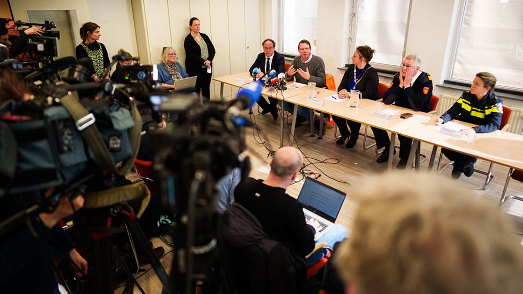 De persconferentie op het gemeentehuis