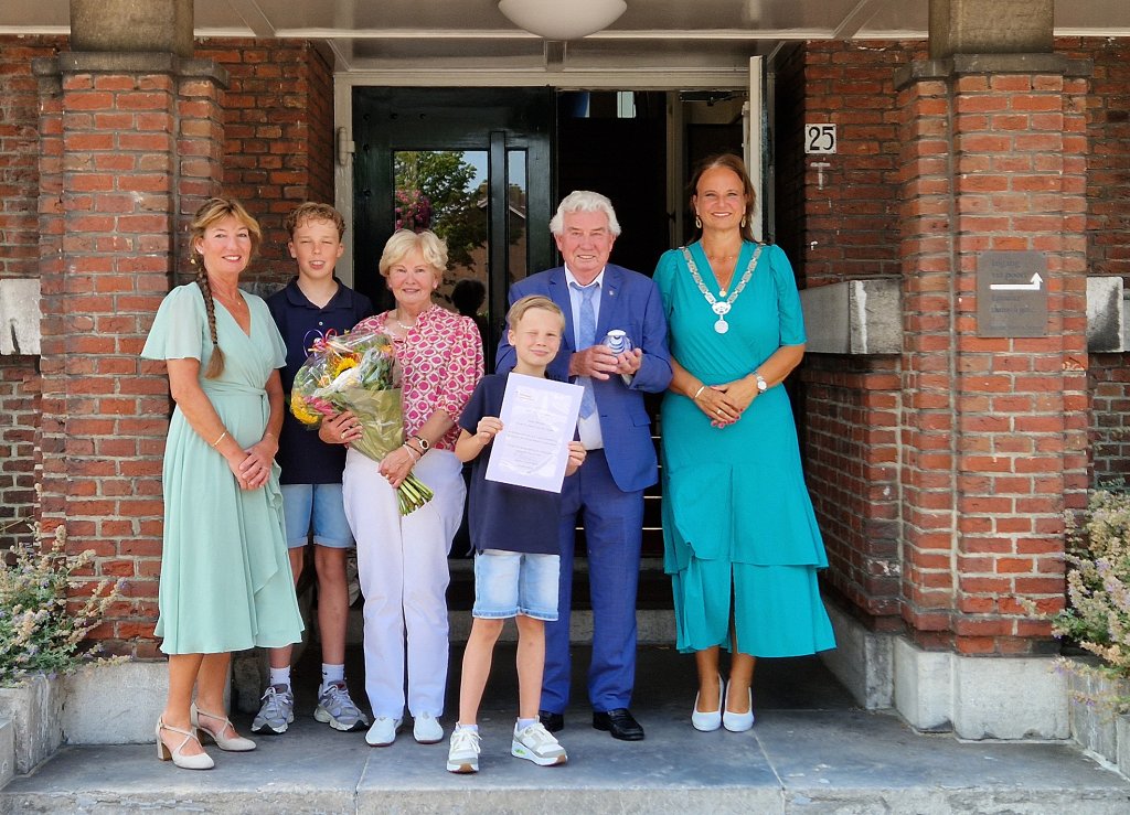 Het gezelschap voor het gemeentehuis