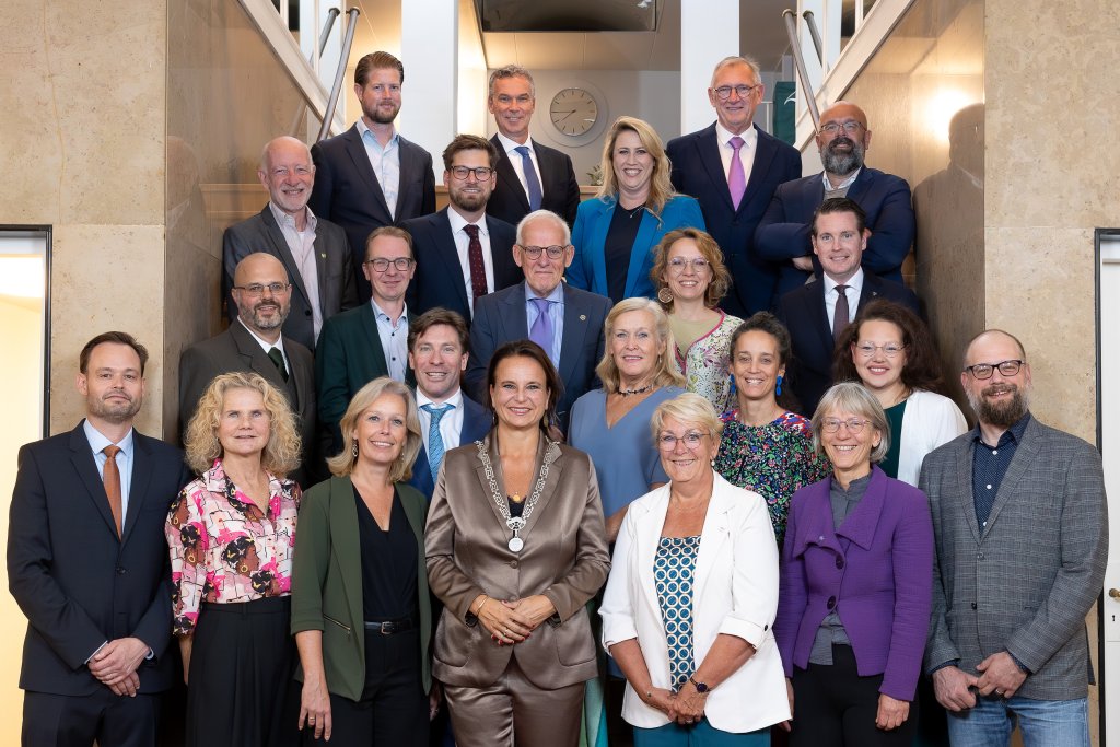 De gemeenteraad poseert in de hal van het gemeentehuis