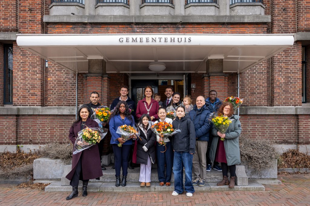 Groepsfoto voor het gemeentehuis