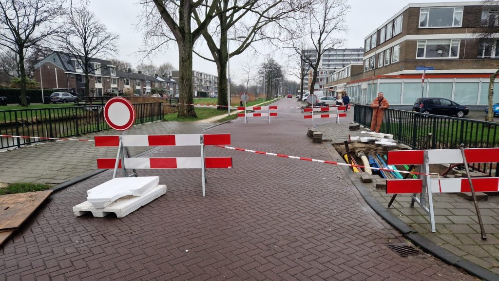 Brug Raadhuislaan / Professor Zeemanplantsoen afgesloten door kapotte waterleiding