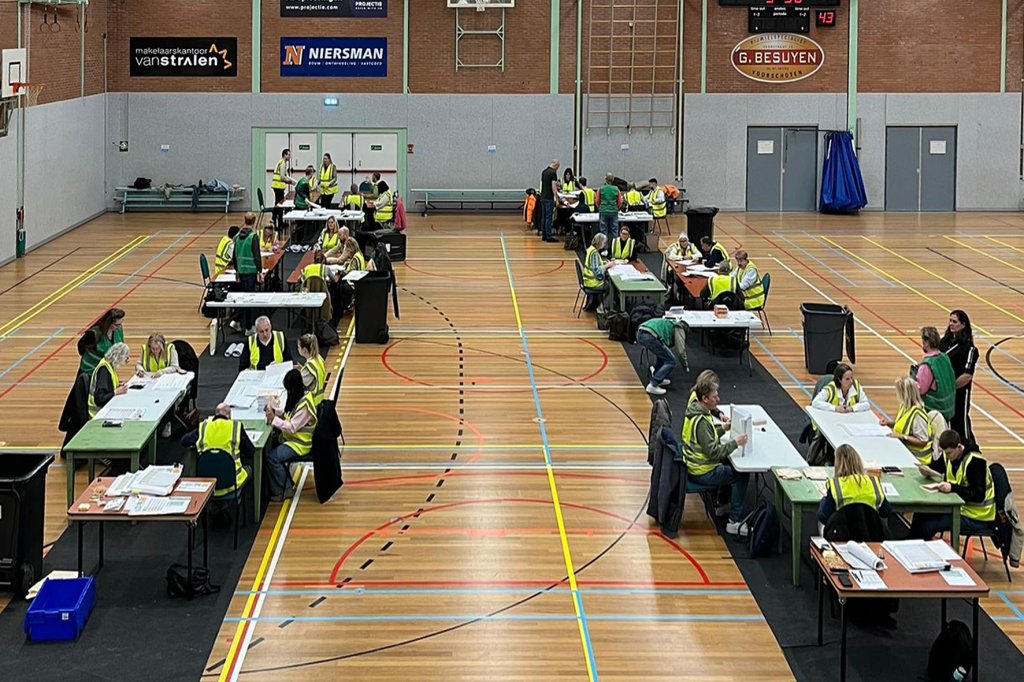 Vrijwilligers tellen de stemmen