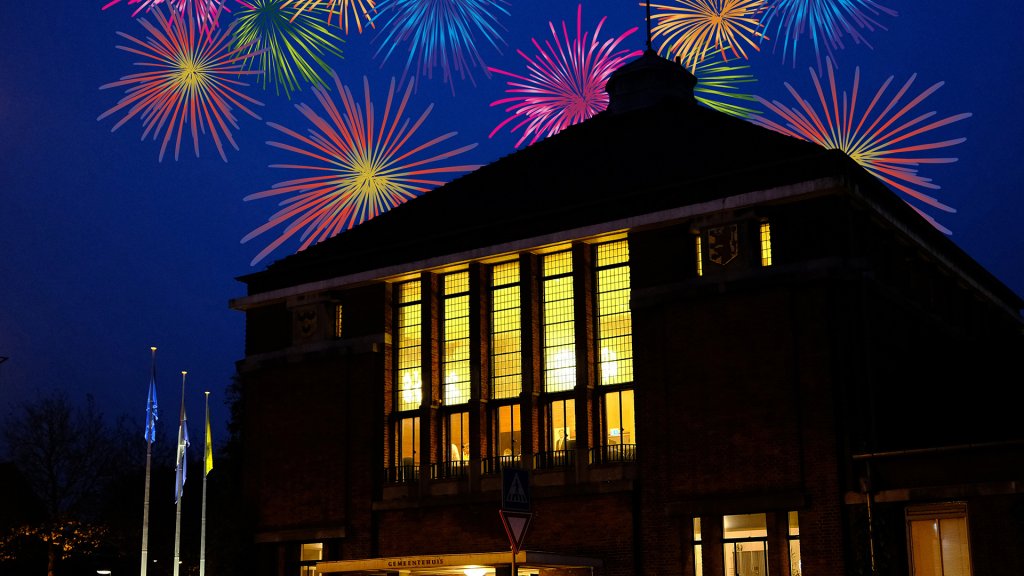 Gemeentehuis met gekleurd vuurwerk
