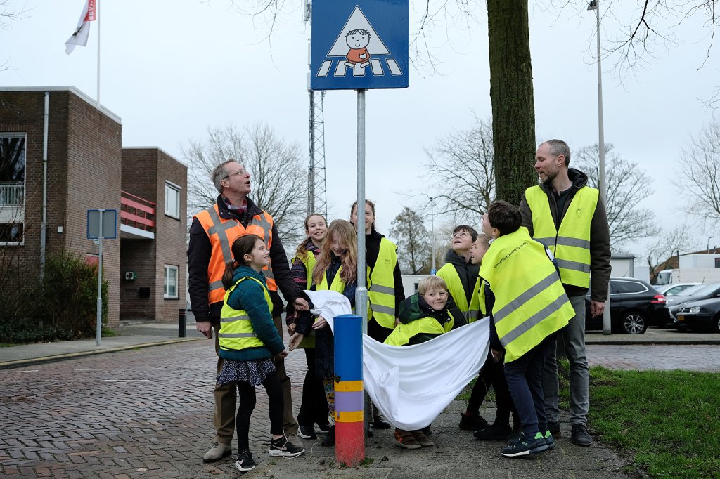 Leerlingen onthullen het verkeersbord