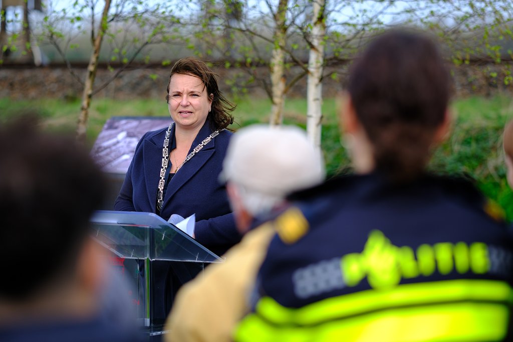 De burgemeester houdt een korte toespraak