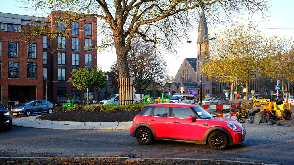 Een auto rijdt over de rotonde