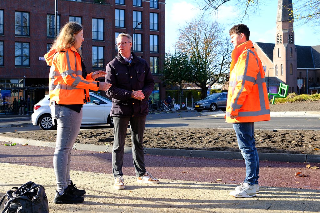 De wethouder in gesprek met de omgevingsmanager