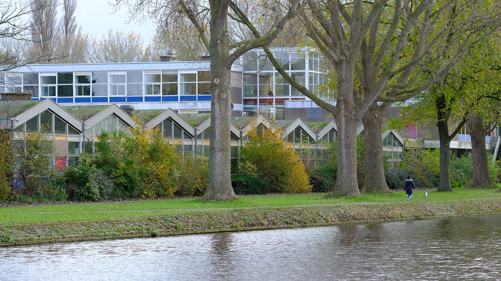 Het oude schoolgebouw aan de overkant van het water