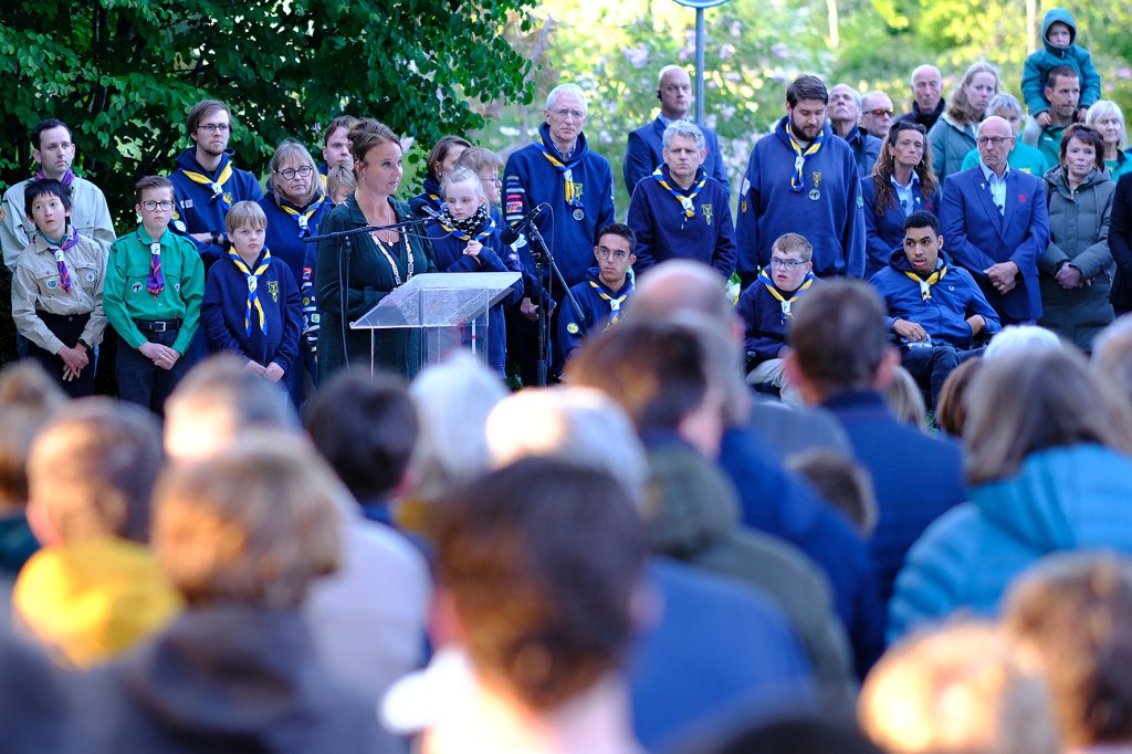 De burgemeester aan het woord met rijendik publiek