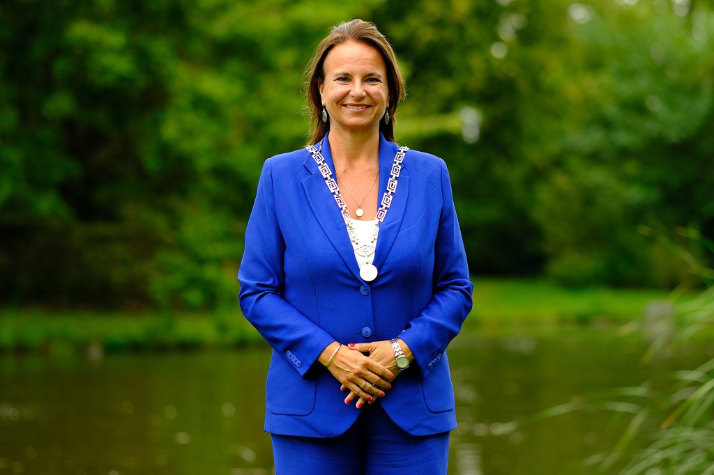 Burgemeester Stemerdink in een blauw pak in het park