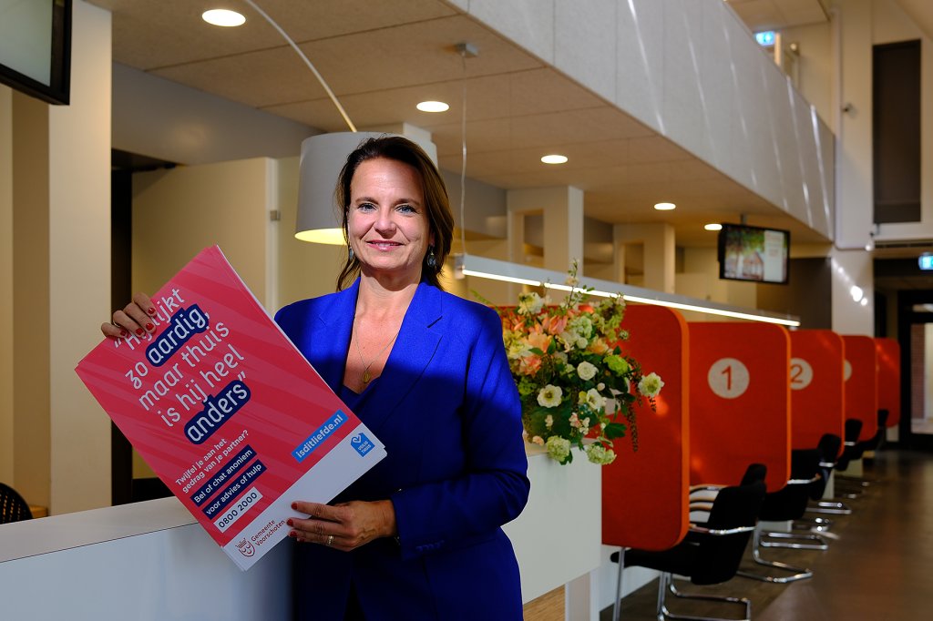 De burgemeester toont de poster