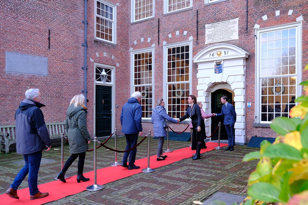 De burgemeester verwelkomt de gasten