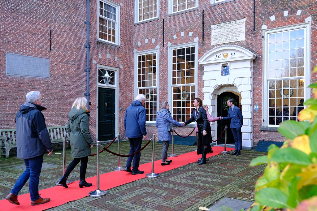 De burgemeester verwelkomt de gasten