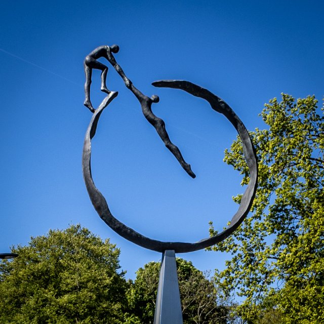 Kunstwerk "De Helpende Hand" van Corry Ammerlaan-van Niekerk.