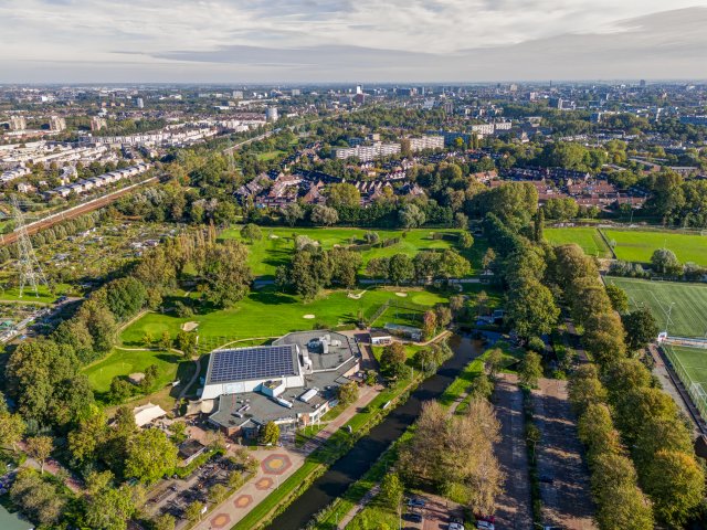 Luchtfoto van zwembad Het Wedde op sportpark Adegeest.