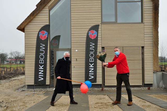 Marcel Cramwinckel en Marco van de Rotten tijdens eerste sleuteloverdracht Roosenhorst