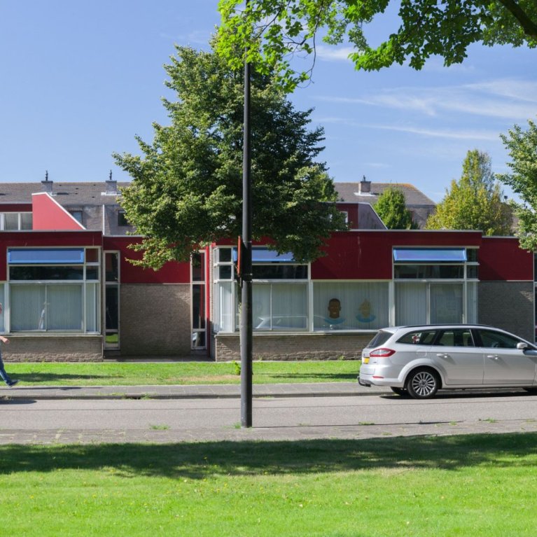 Het gebouw van wijkteam VraagRaak aan de Haydnlaan, gezien vanaf de straat